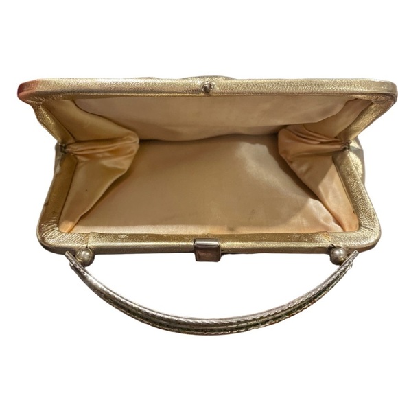 Vintage evening bag unbranded.  Gold lame with a metal handle and kiss clasp P7 - Picture 3 of 4